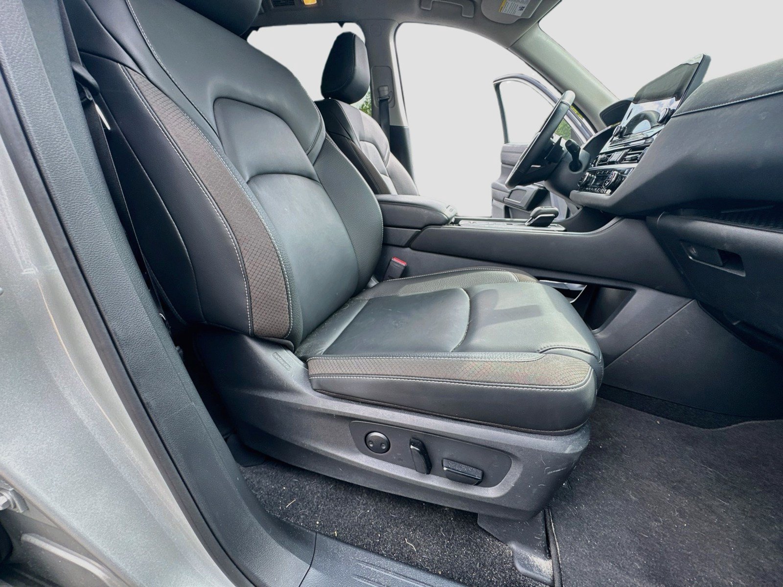 Used 2025 Nissan Pathfinder SL FWD image 28