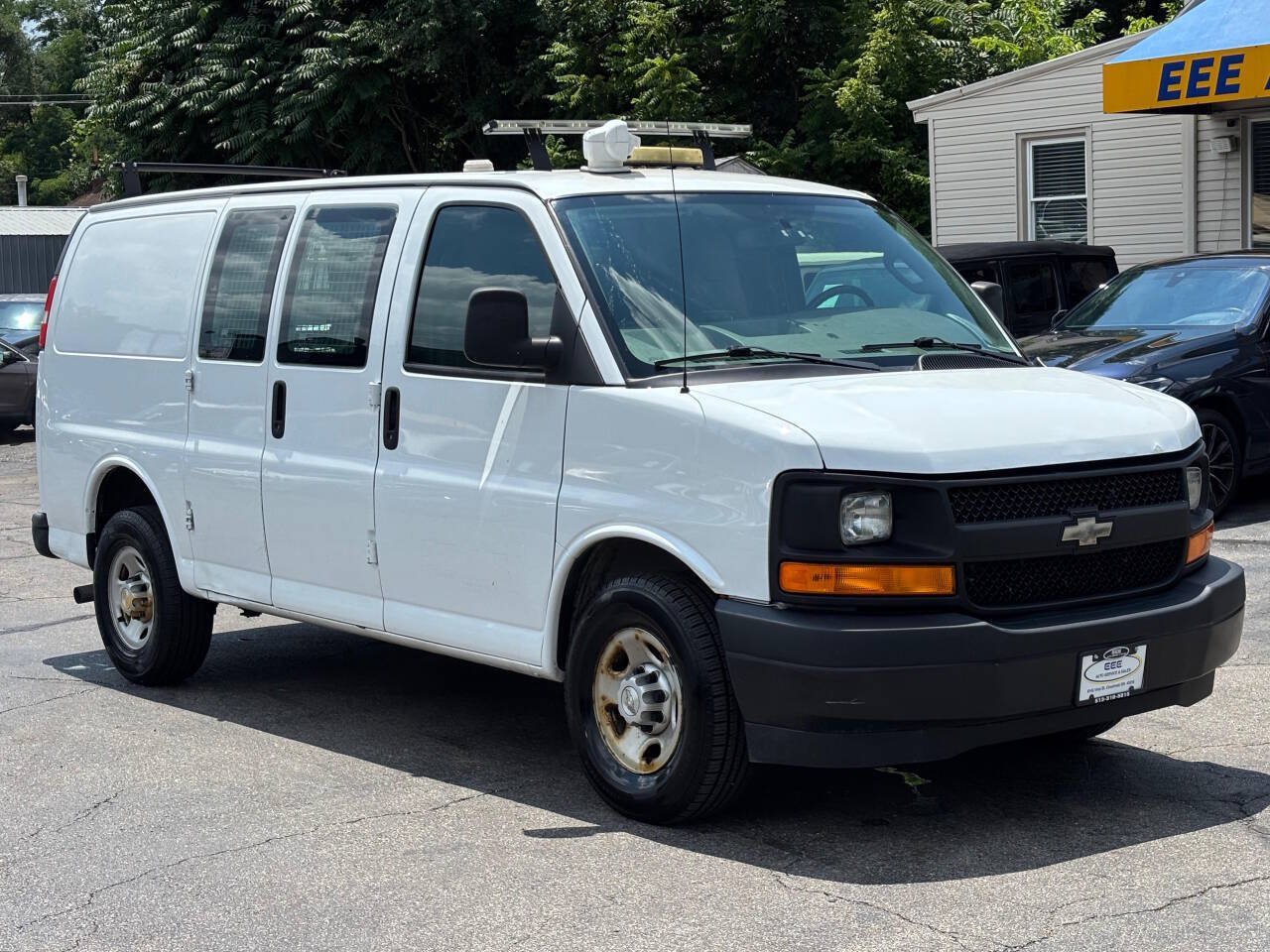Used 2017 Chevrolet Express 2500 RWD image 2
