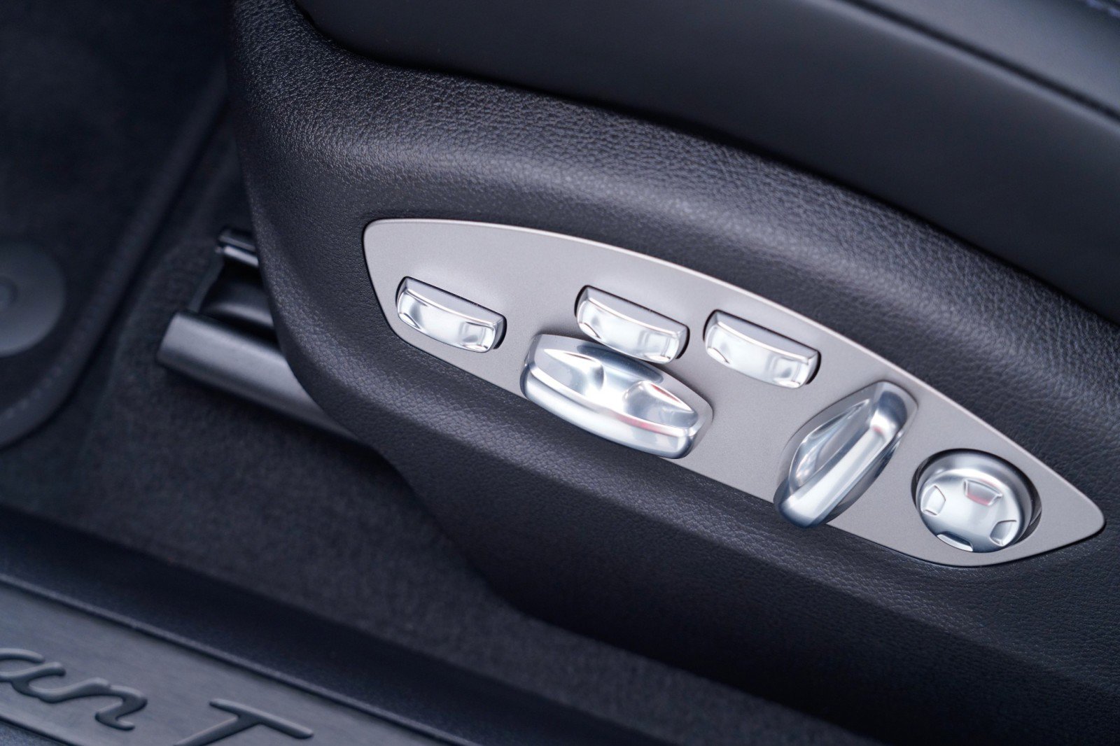 Certified 2026 Porsche Macan Turbo image 16