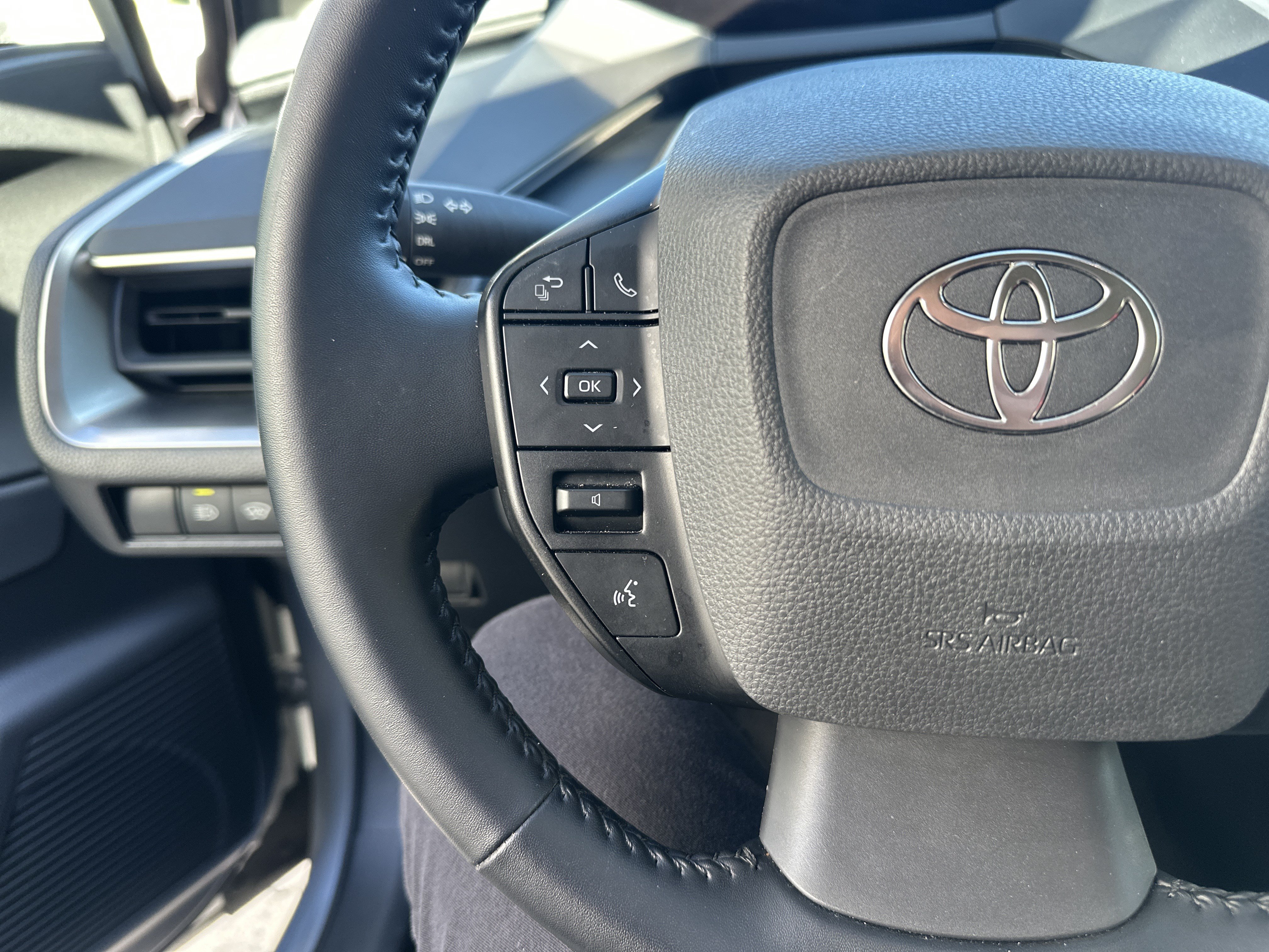 Used 2025 Toyota Prius LE FWD image 18