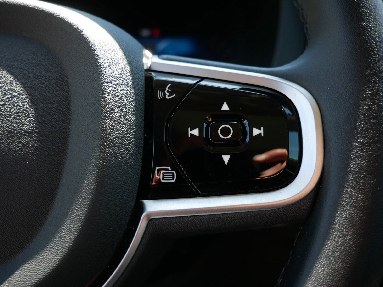 Certified 2025 Volvo XC60 B5 Plus AWD/4WD image 25