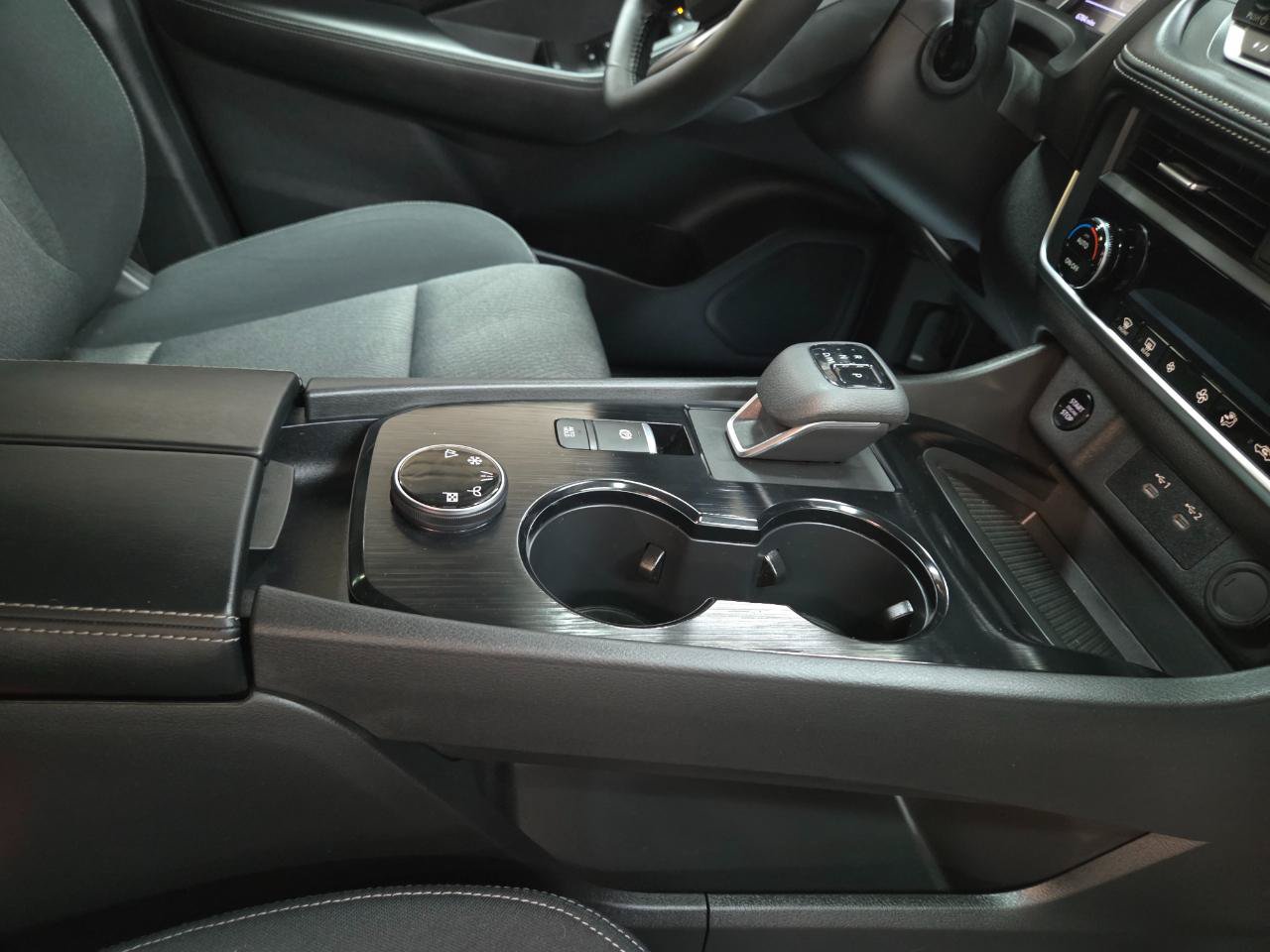 Used 2025 Nissan Rogue SV AWD/4WD image 25