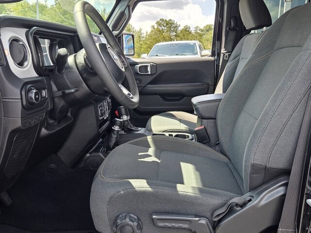 Used 2026 Jeep Wrangler Unlimited Sahara AWD/4WD image 3