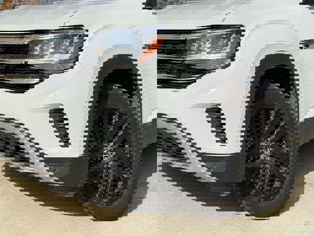 Used 2023 Volkswagen Atlas Cross Sport SE w/ Panoramic Sunroof Package image 2