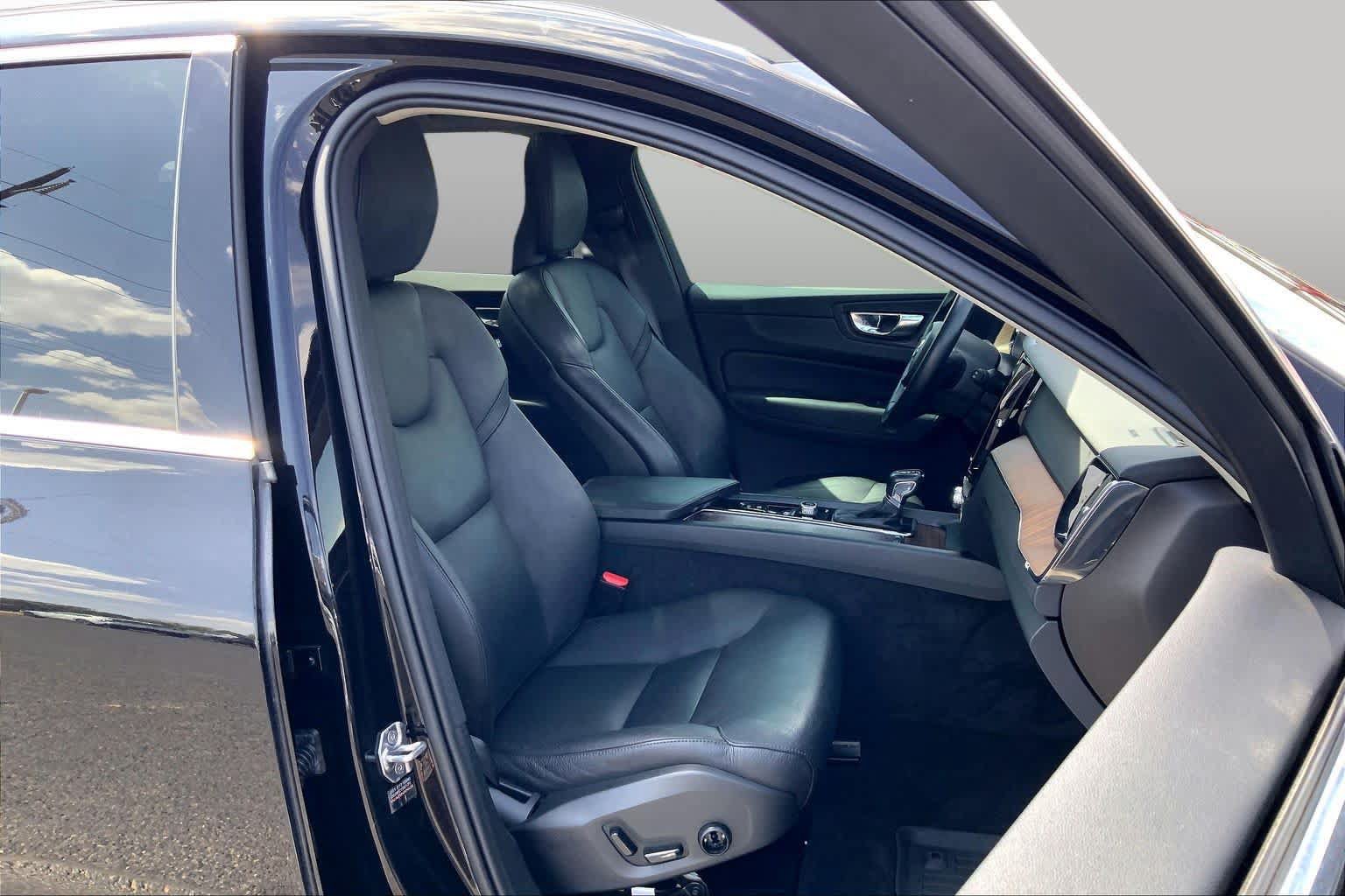 Used 2021 Volvo XC60 T5 Momentum w/ Protection Package Premier FWD image 9