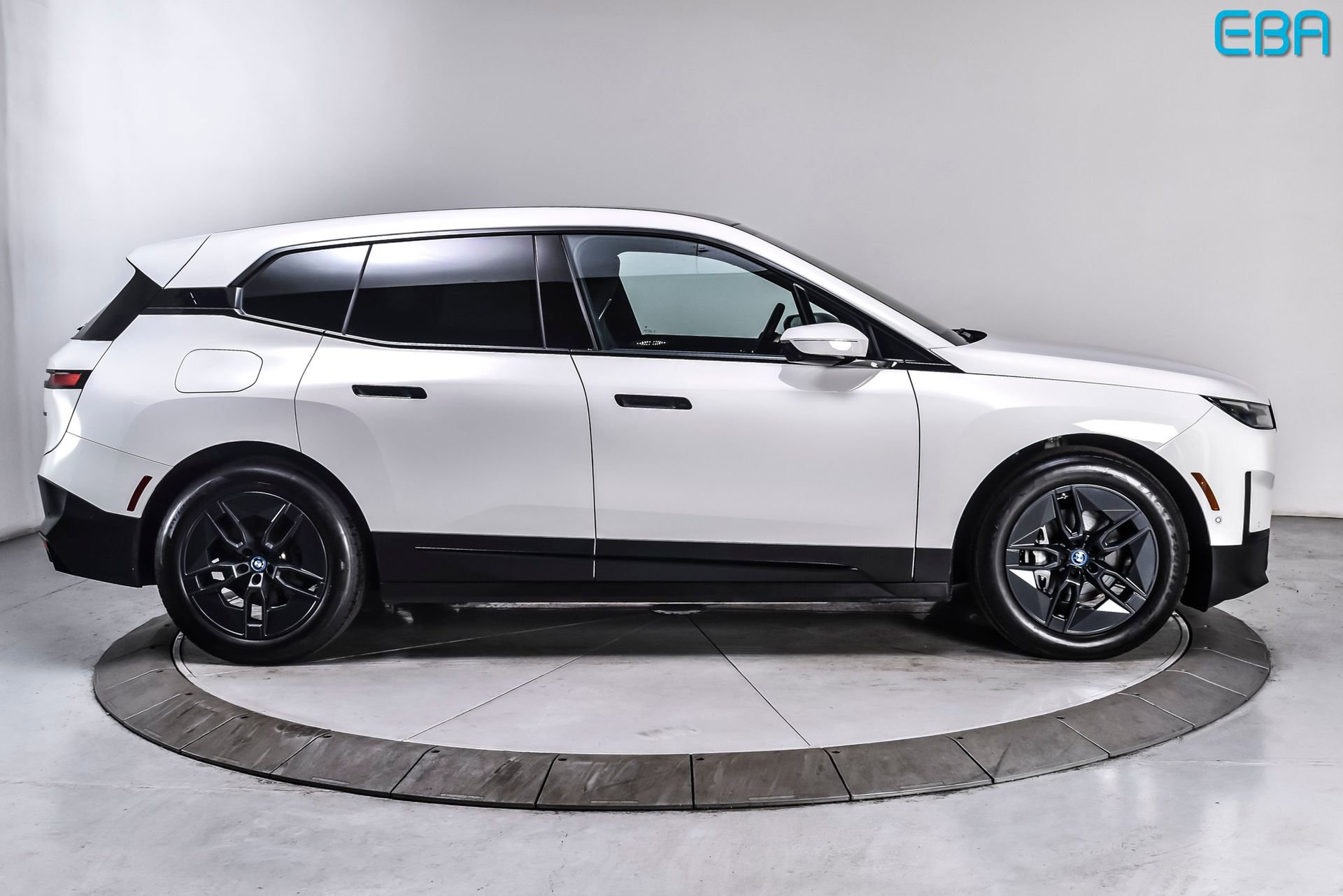 Used 2023 BMW iX xDrive50 w/ Premium Package AWD/4WD image 7