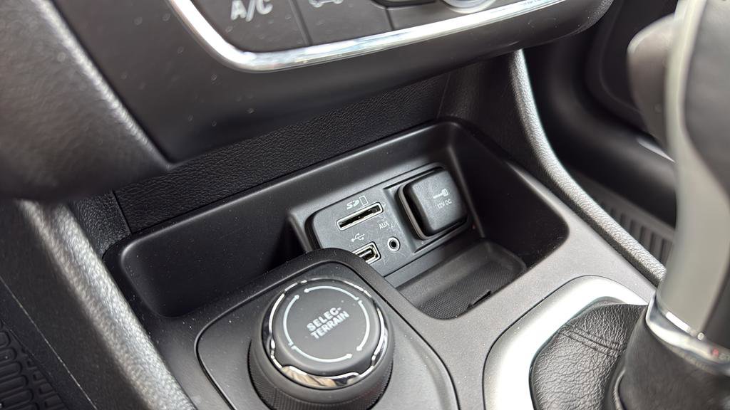 Used 2018 Jeep Cherokee Overland w/ Technology Group image 24