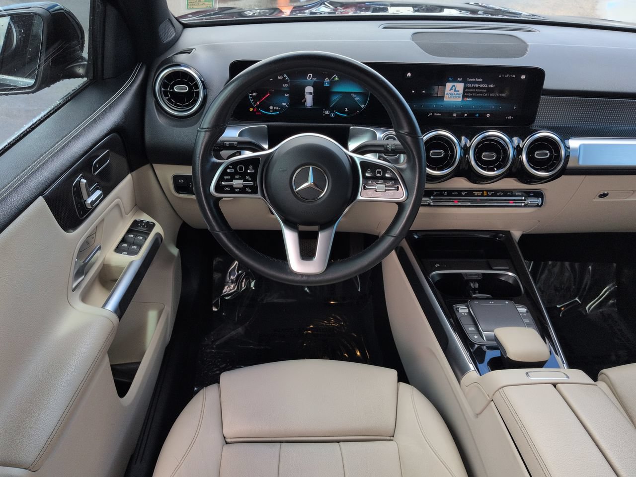 Used 2023 Mercedes-Benz GLB 250 w/ Premium Package image 16
