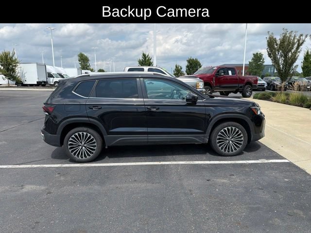 Used 2025 Volkswagen Taos SE FWD image 2