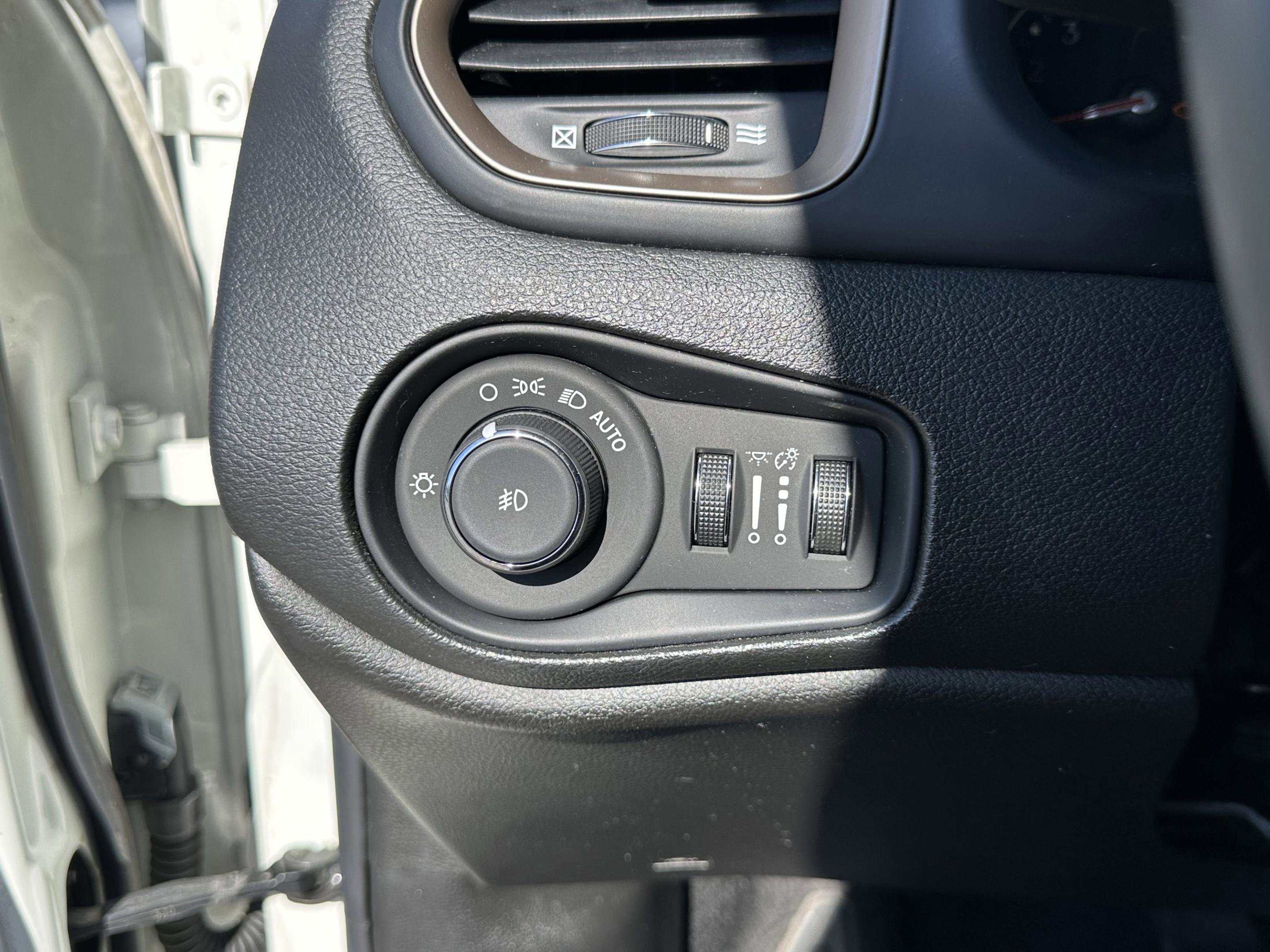 Used 2017 Jeep Renegade Latitude image 26