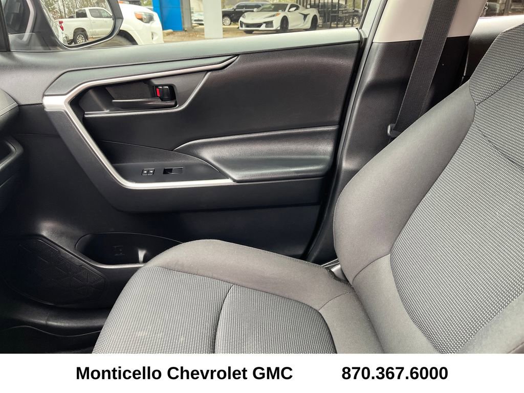 Used 2020 Toyota RAV4 LE image 18