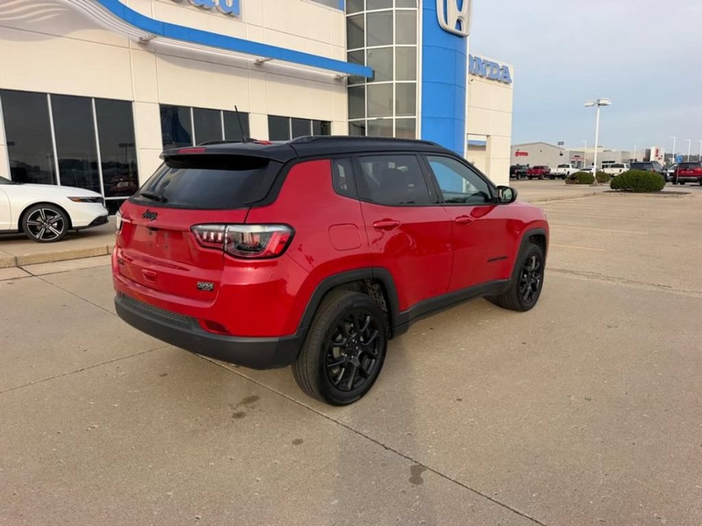 Used 2023 Jeep Compass Latitude w/ Convenience Group AWD/4WD image 2