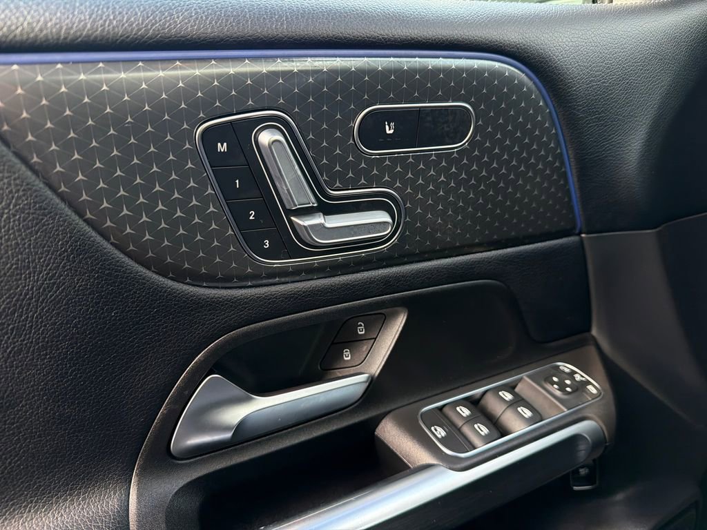 Used 2024 Mercedes-Benz GLB 250 4MATIC image 32