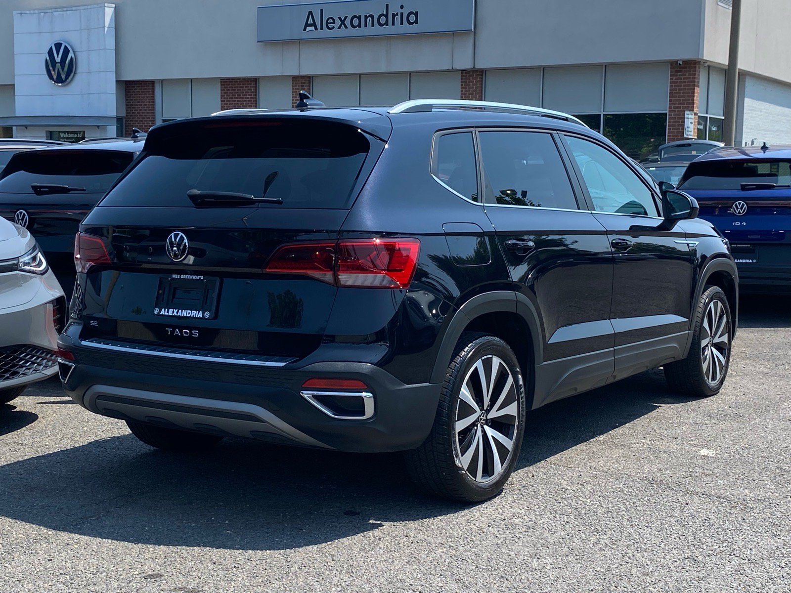 Certified 2023 Volkswagen Taos SE w/ Panoramic Sunroof Package FWD image 3