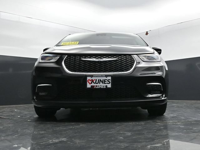 Used 2024 Chrysler Pacifica Touring-L FWD image 44
