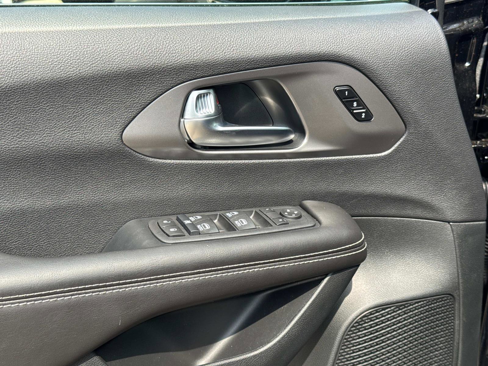 New 2026 Chrysler Pacifica Select FWD image 17
