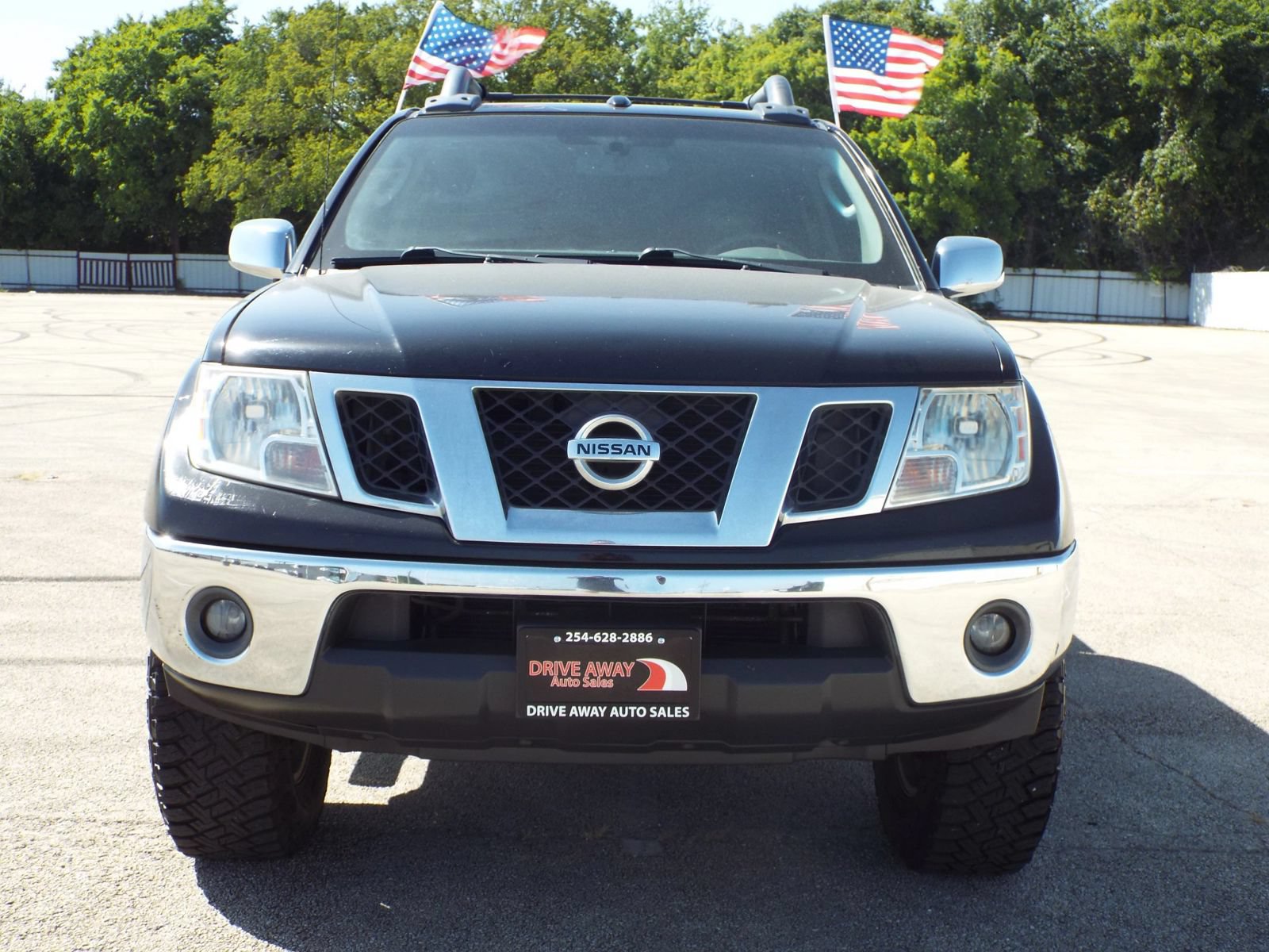 Used 2011 Nissan Frontier SL w/ Moonroof Pkg RWD image 2