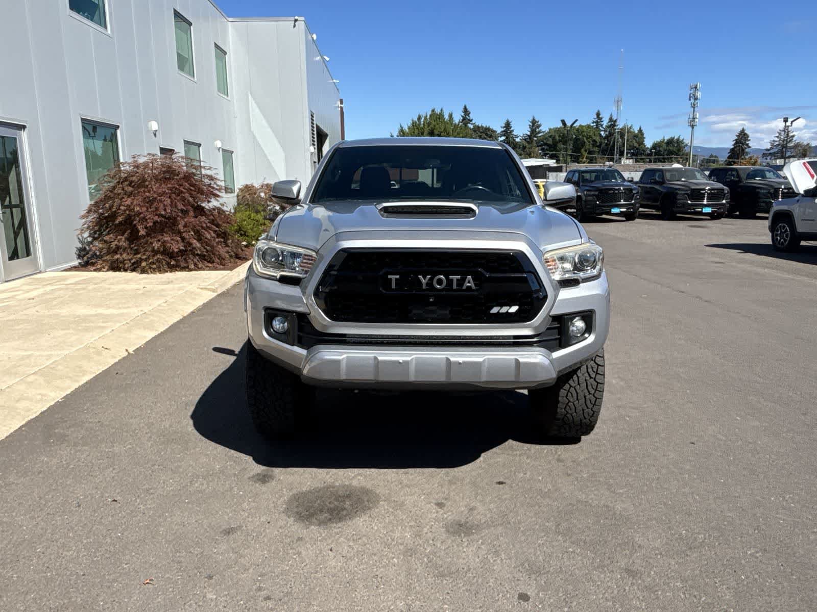 Used 2018 Toyota Tacoma TRD Sport w/ Technology Package AWD/4WD image 8