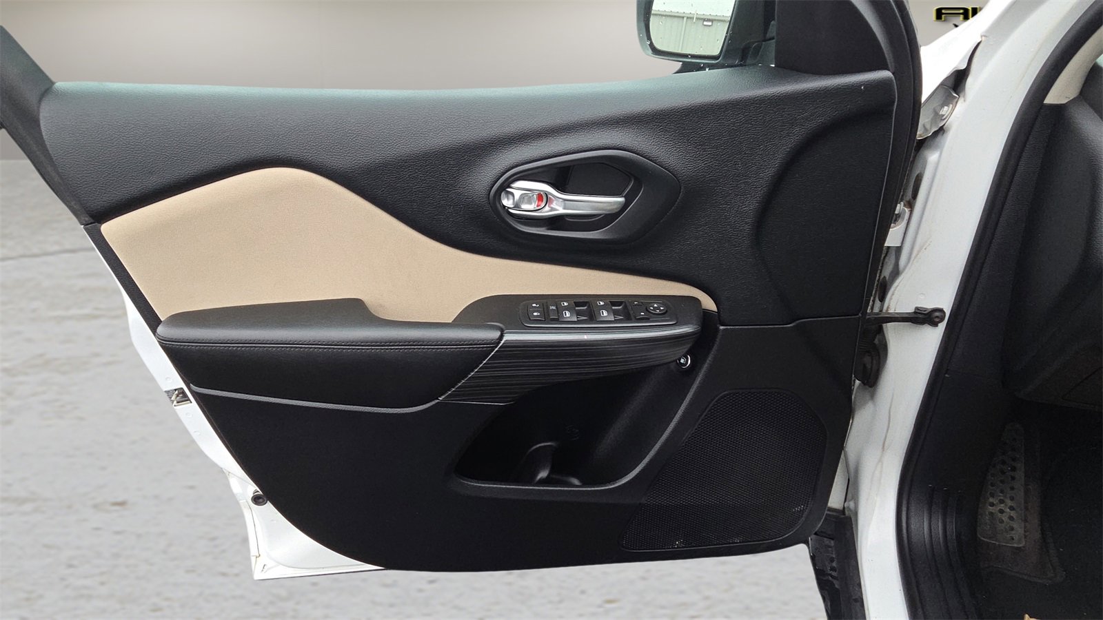 Used 2016 Jeep Cherokee Sport image 23