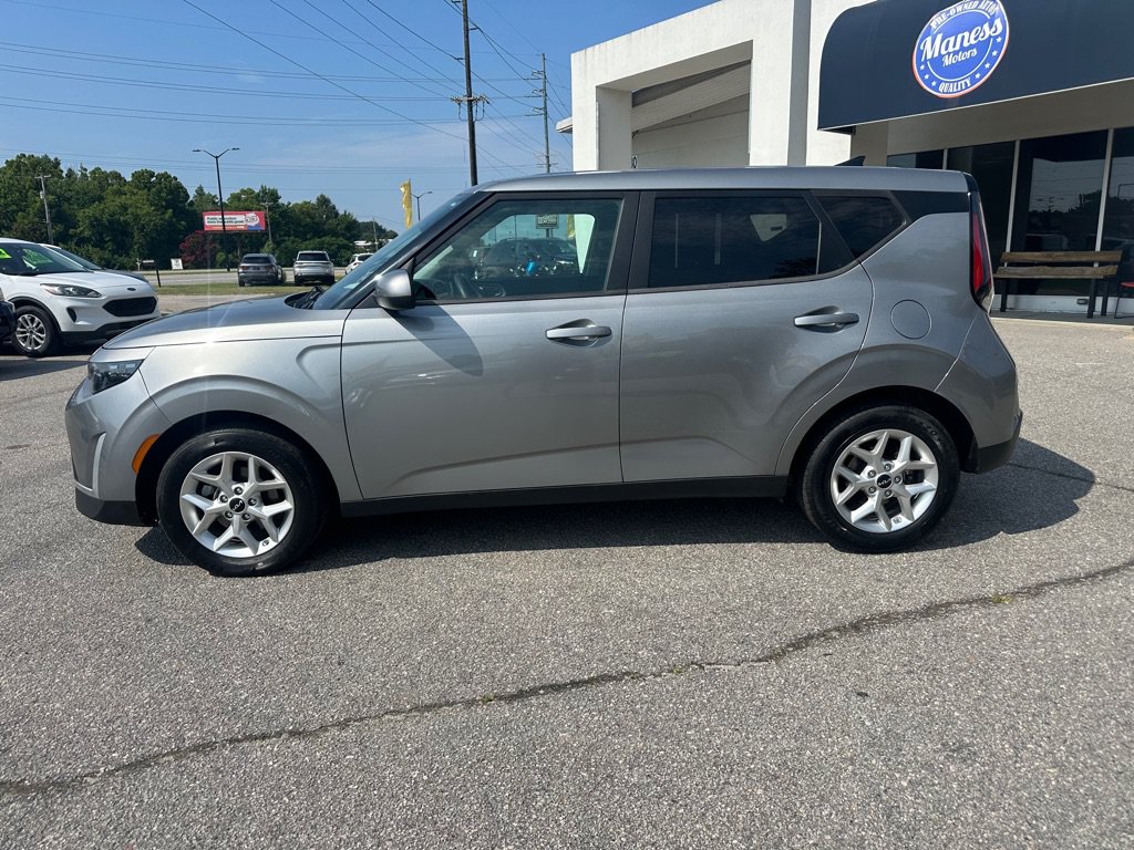 Used 2023 Kia Soul LX w/ LX Technology Package FWD image 2