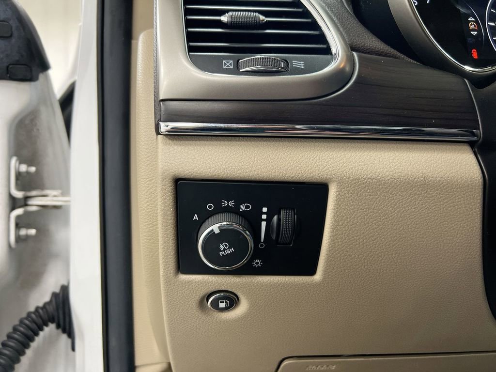 Used 2014 Jeep Grand Cherokee Overland w/ Advanced Technology Group image 19