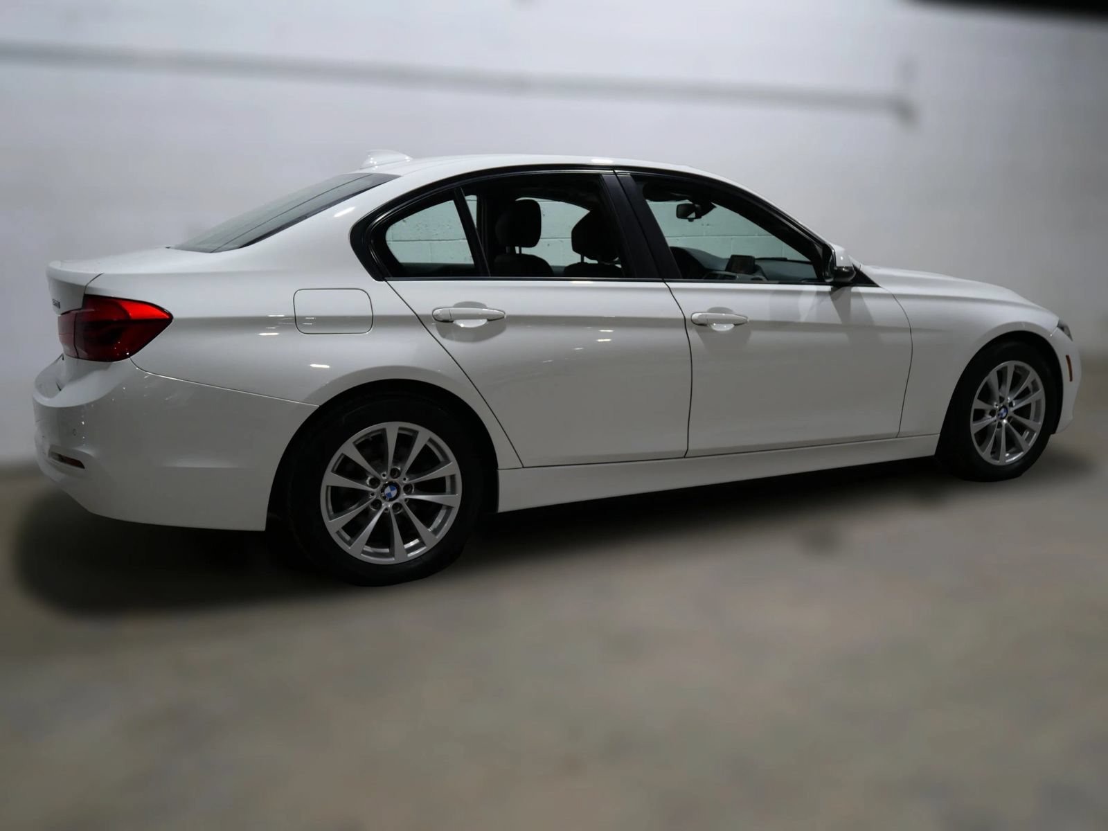 Used 2016 BMW 320i xDrive Sedan AWD/4WD image 6