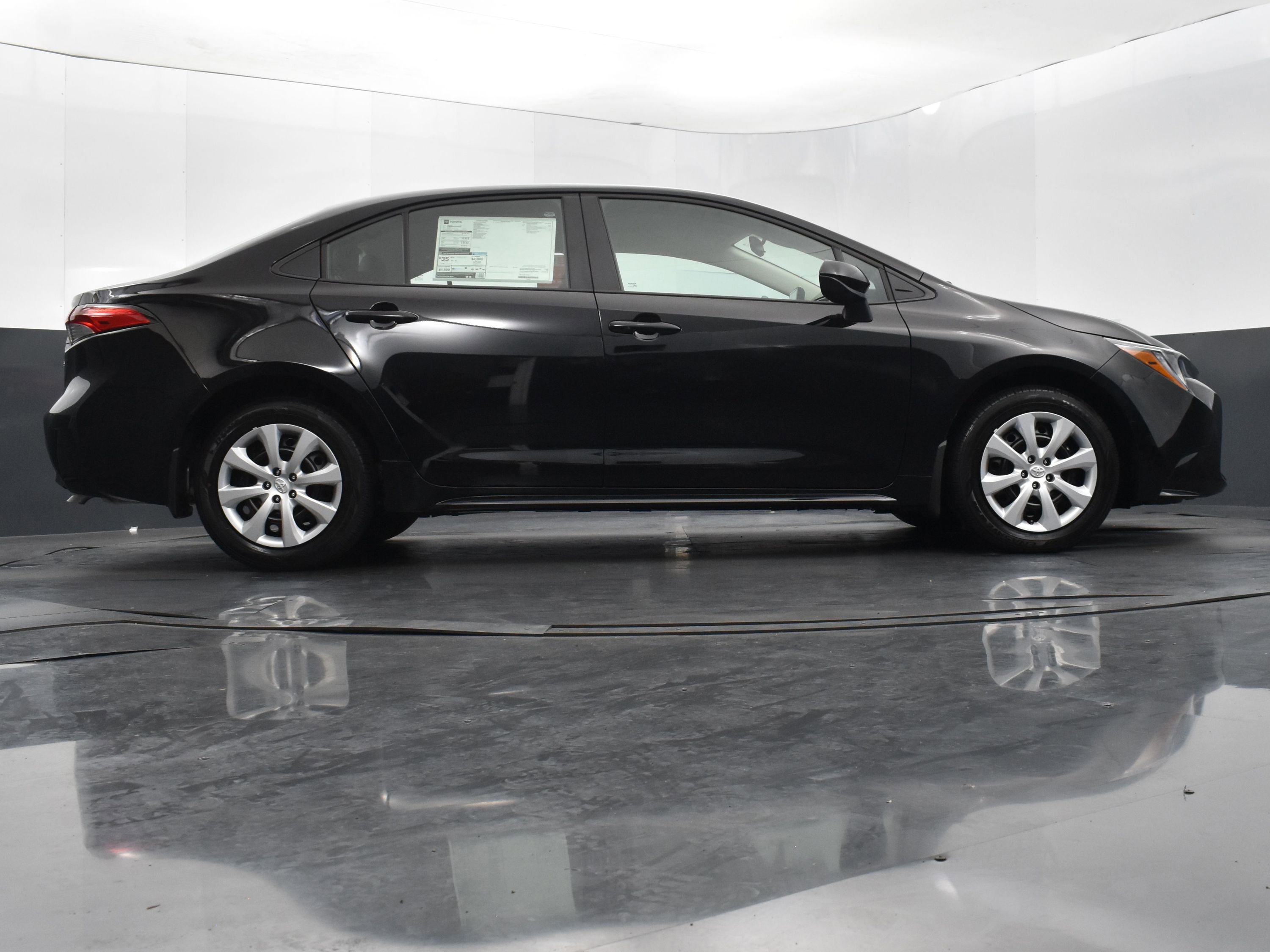 Used 2025 Toyota Corolla LE image 40