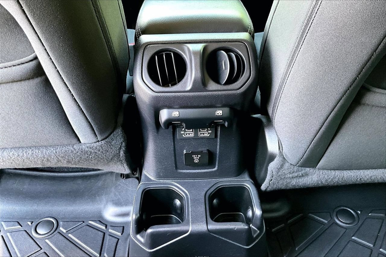 Used 2022 Jeep Wrangler Unlimited Sahara w/ Cold Weather Group AWD/4WD image 16