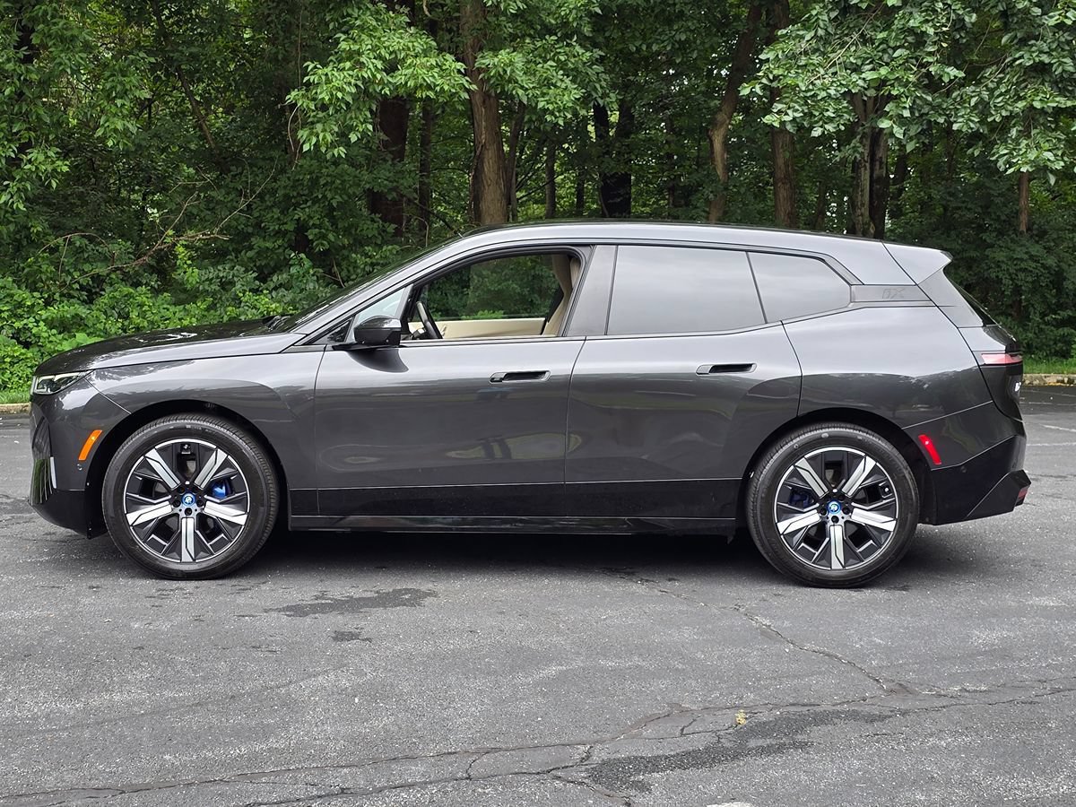 Used 2024 BMW iX xDrive50 w/ Sport Package AWD/4WD image 2