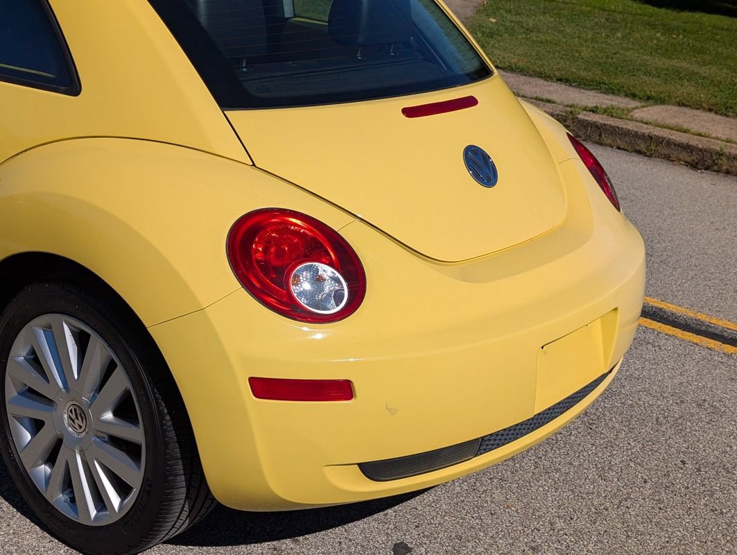 Used 2008 Volkswagen Beetle SE FWD image 32