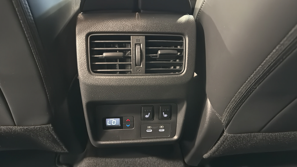 Used 2024 Nissan Rogue Platinum w/ Platinum Premium Package AWD/4WD image 17