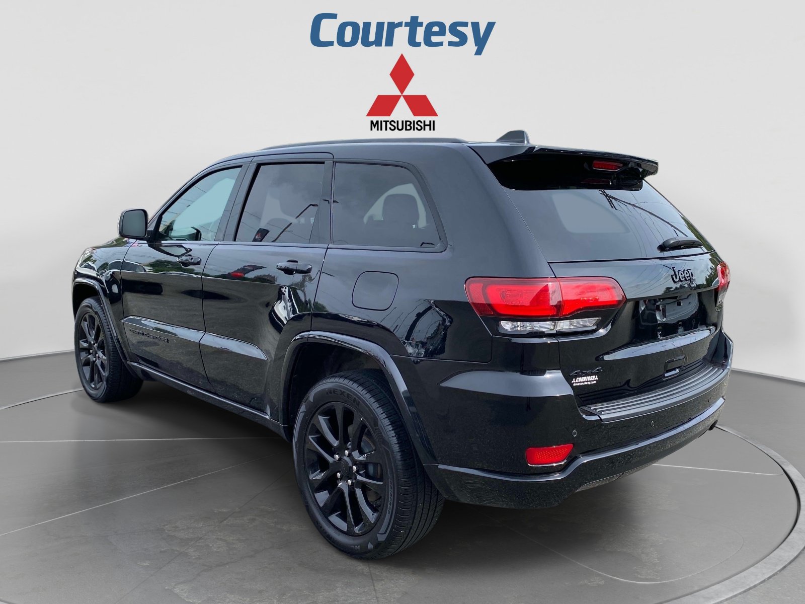 Used 2020 Jeep Grand Cherokee Altitude AWD/4WD image 3