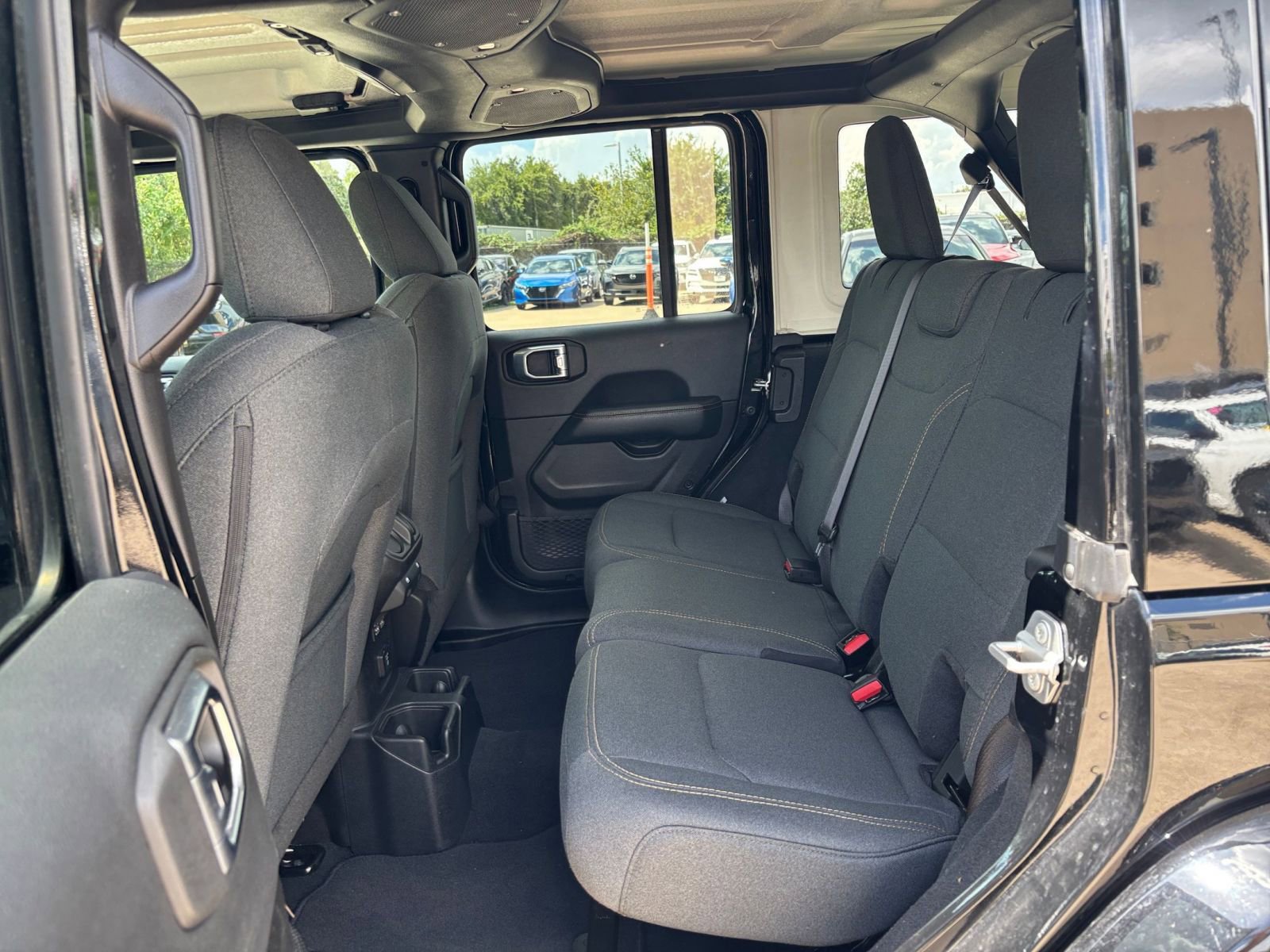 Used 2025 Jeep Wrangler Sahara image 24