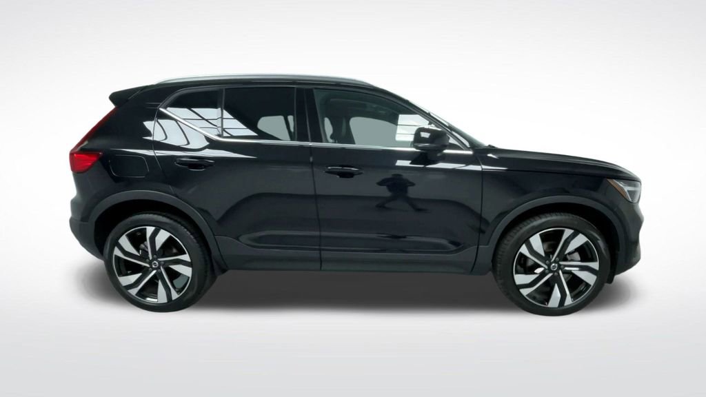 Used 2025 Volvo XC40 B5 Plus image 26