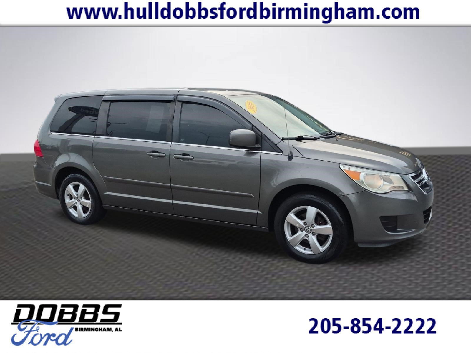 Used 2010 Volkswagen Routan SE FWD image 1