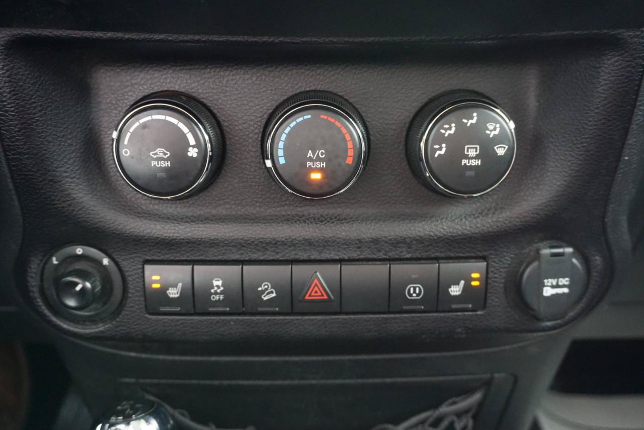Used 2018 Jeep Wrangler Unlimited Sahara AWD/4WD image 13
