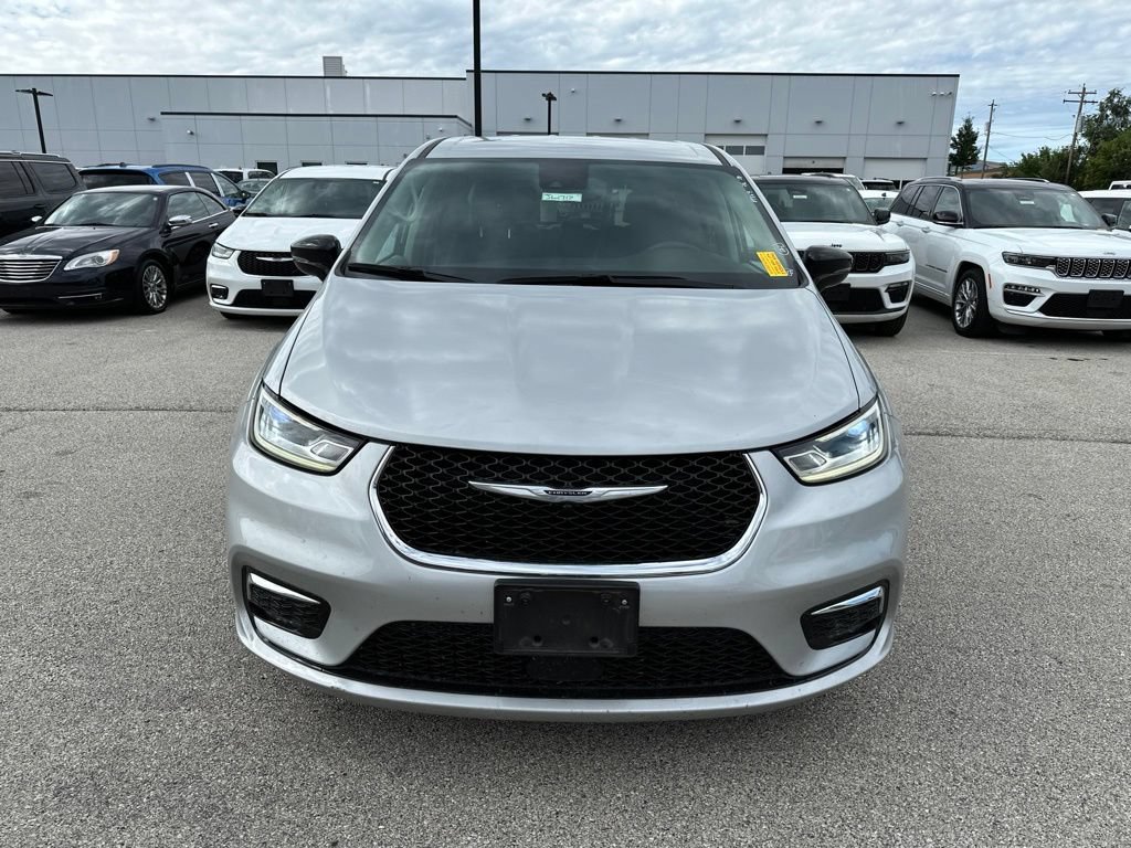 Used 2024 Chrysler Pacifica Touring-L FWD image 3