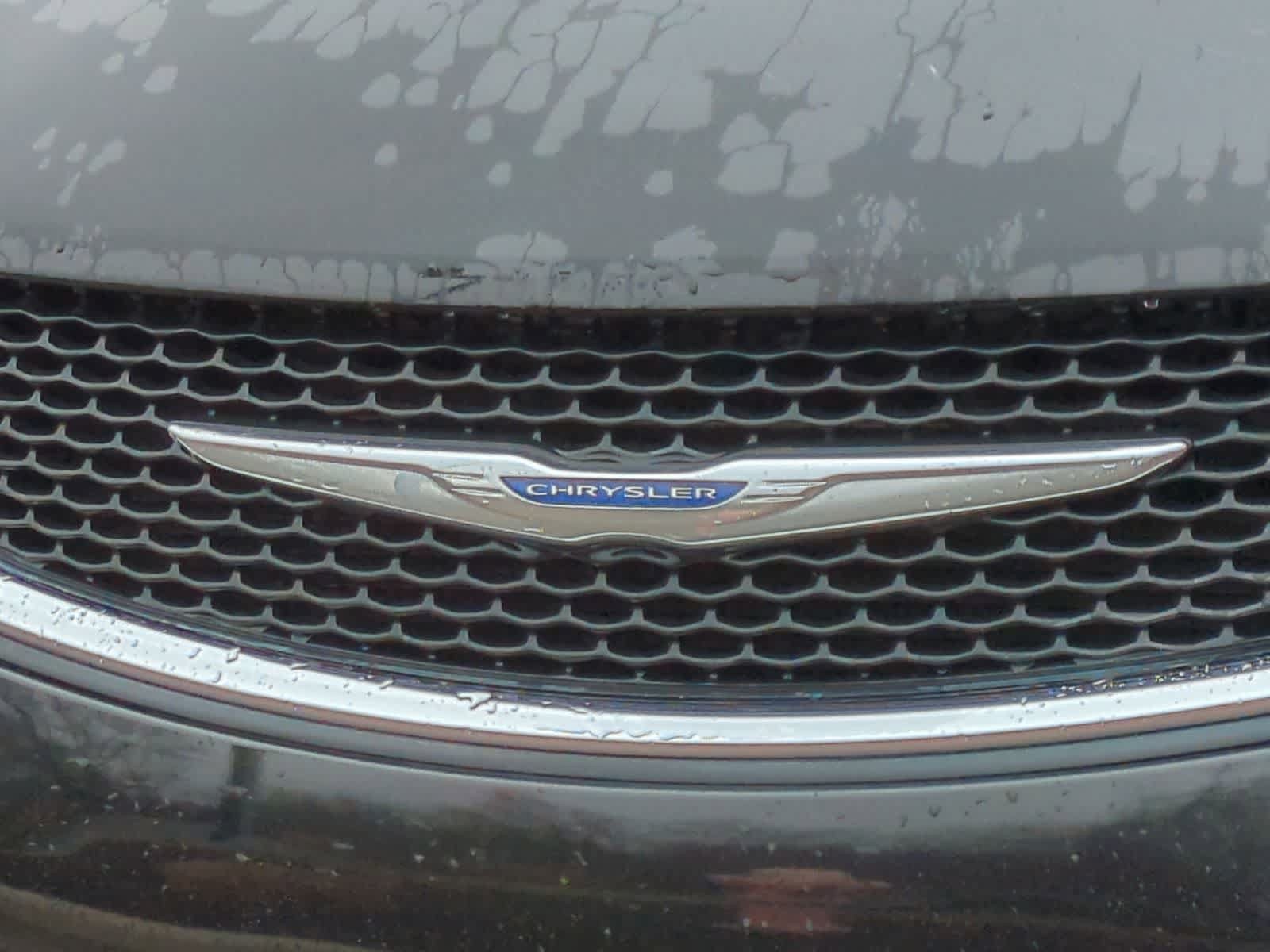 Used 2018 Chrysler Pacifica Touring-L Plus w/ Tire & Wheel Group FWD image 12