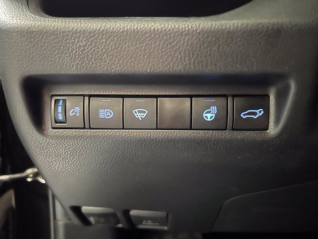 Used 2022 Toyota RAV4 XLE Premium AWD/4WD image 39