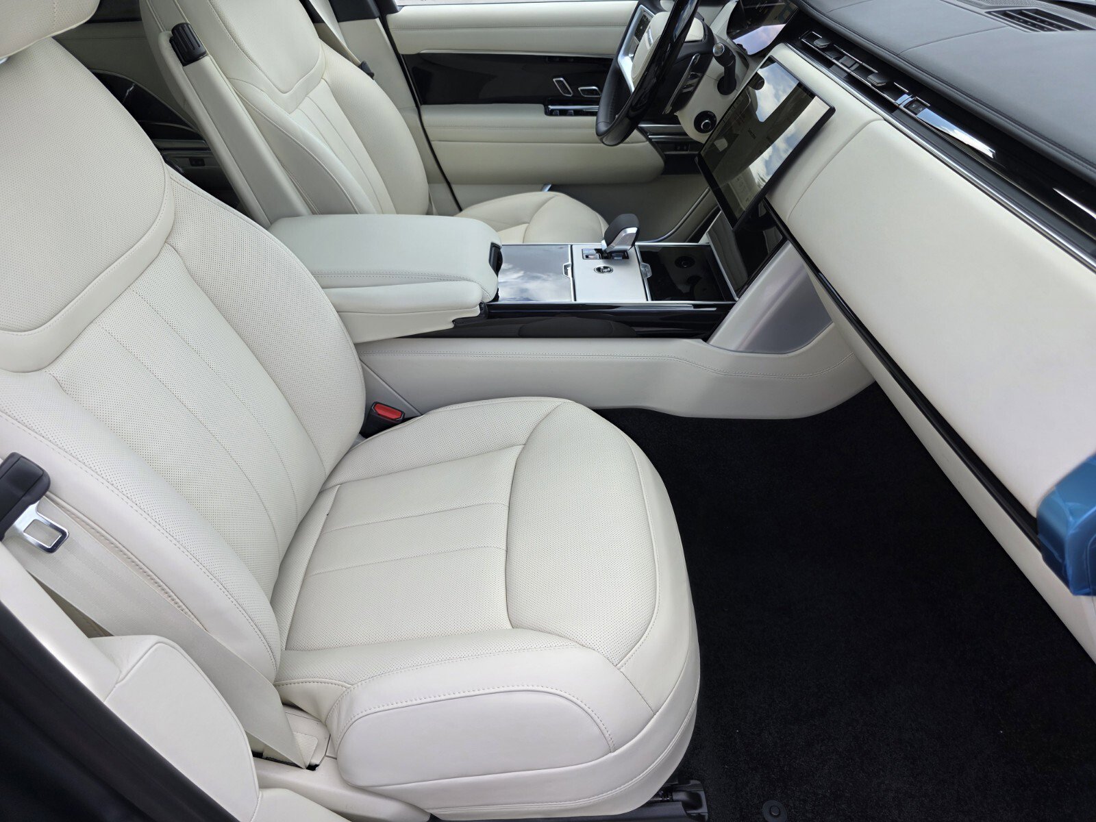 New 2026 Land Rover Range Rover Long Wheelbase Autobiography image 3