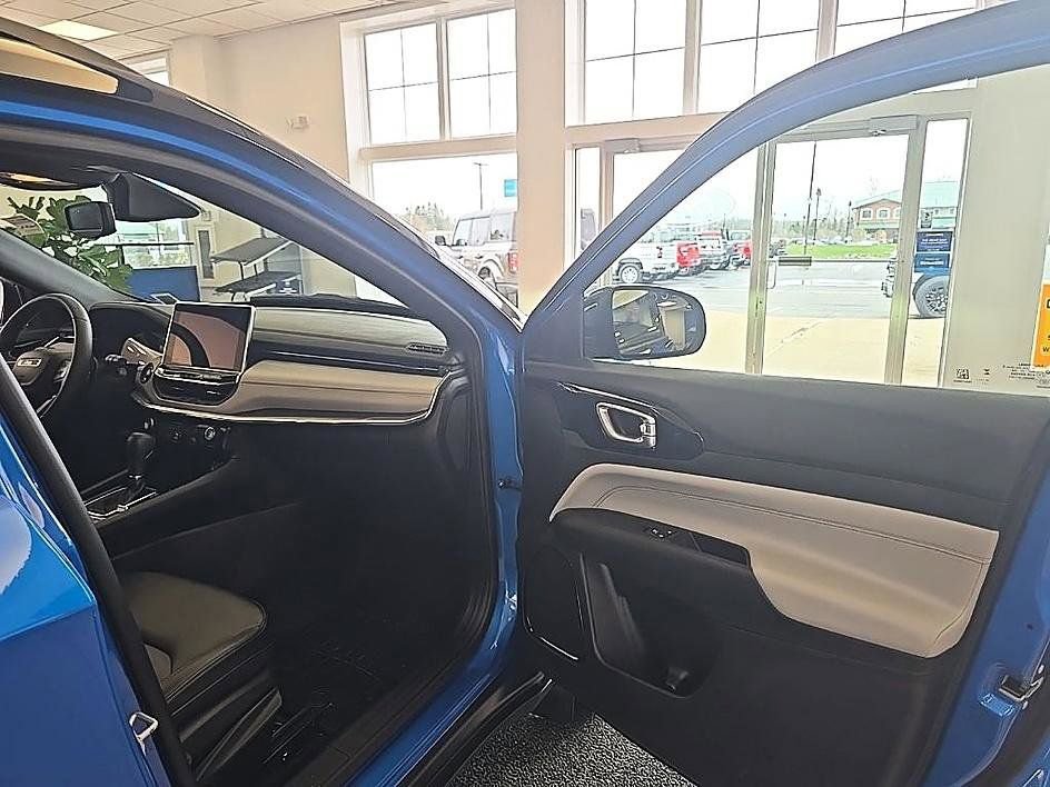 Used 2024 Jeep Compass Limited image 36