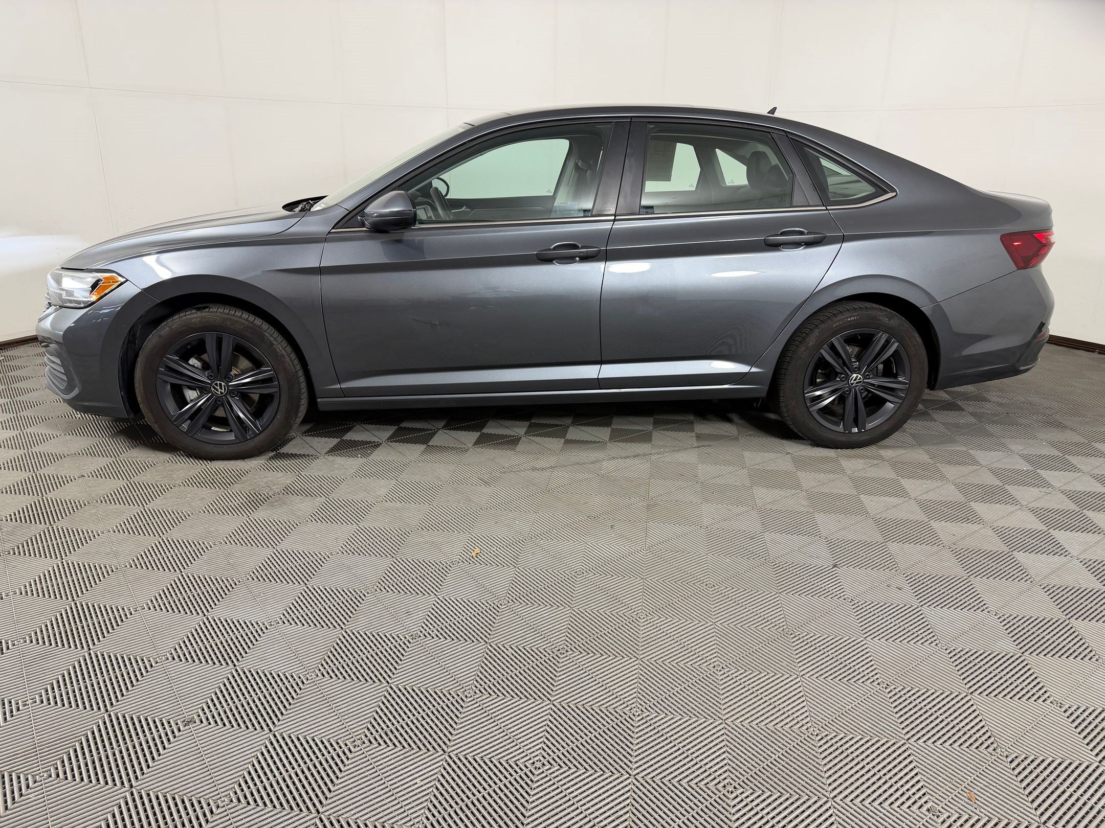 Used 2023 Volkswagen Jetta SE FWD image 2