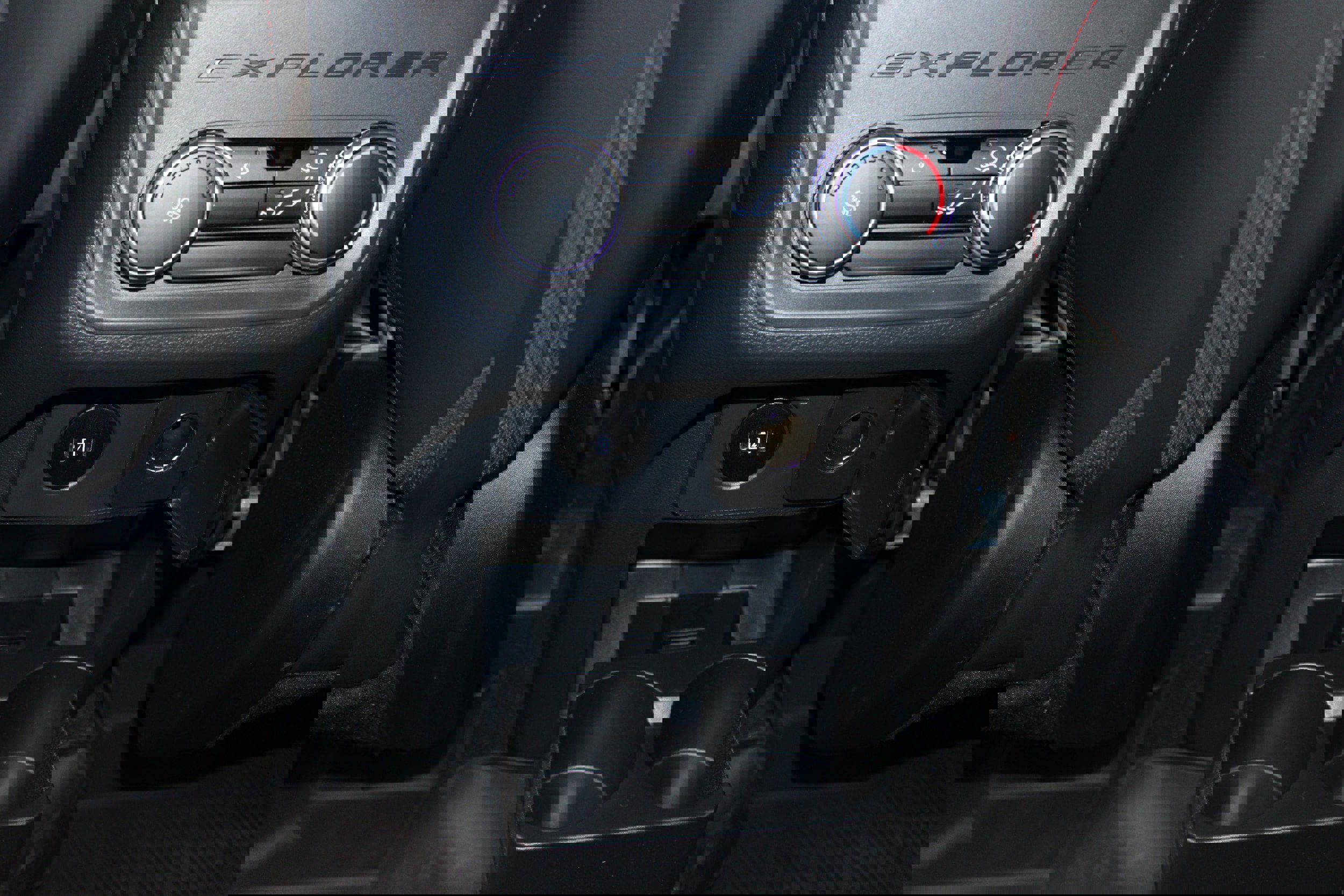 Used 2025 Ford Explorer ST-Line w/ ST-Line Street Pack image 19