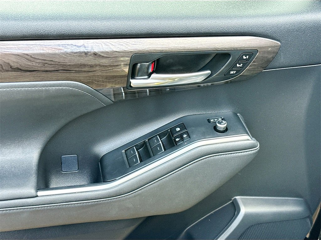 Used 2023 Toyota Highlander XLE image 19