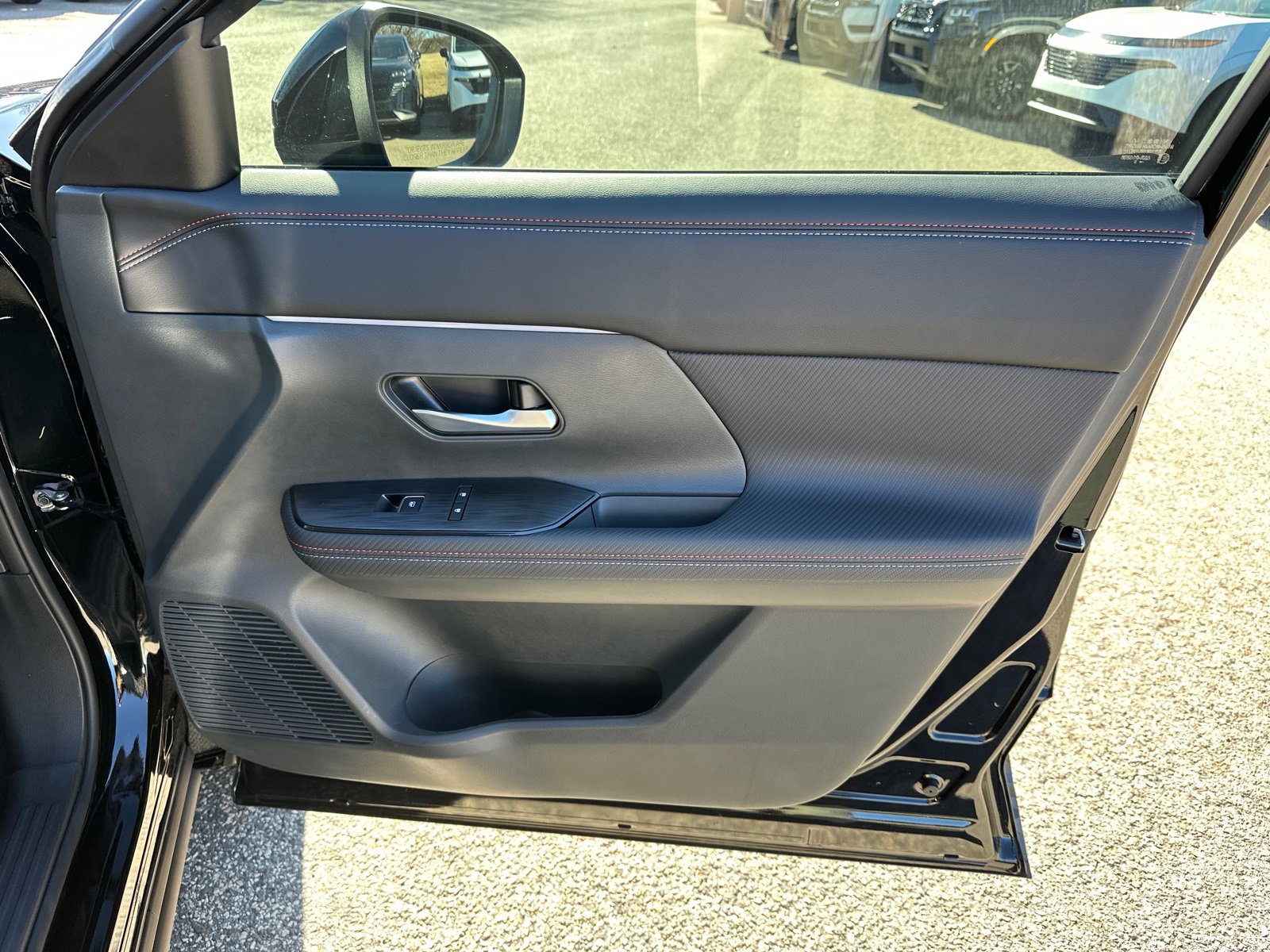 Used 2025 Nissan Kicks SR image 14