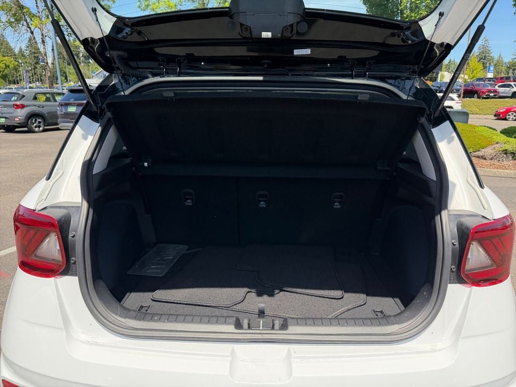 Used 2023 Hyundai Venue Limited FWD image 22