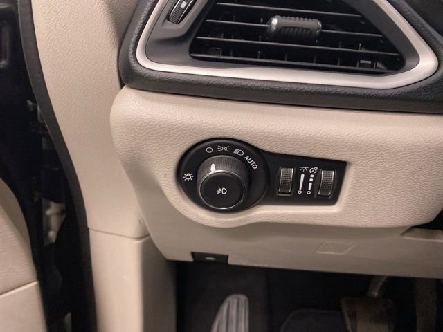 Used 2020 Chrysler Pacifica Touring-L FWD image 17