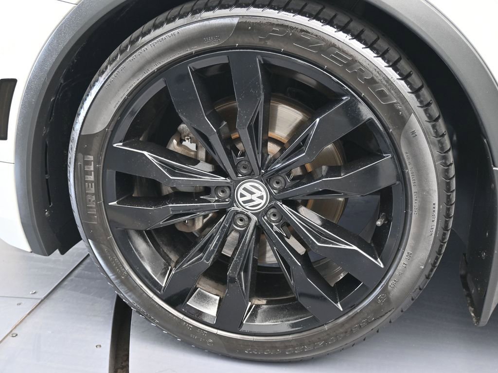 Used 2020 Volkswagen Tiguan SE R-Line image 28