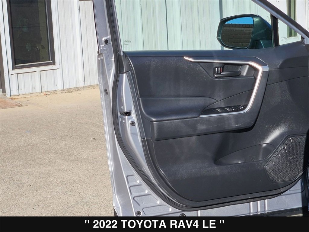 Used 2022 Toyota RAV4 LE image 14
