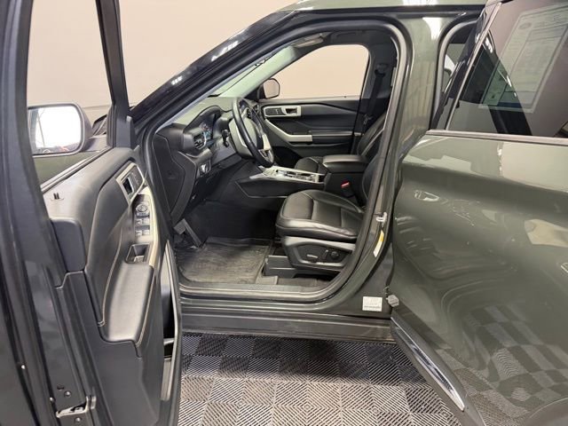 Used 2022 Ford Explorer XLT w/ Equipment Group 202A AWD/4WD image 14
